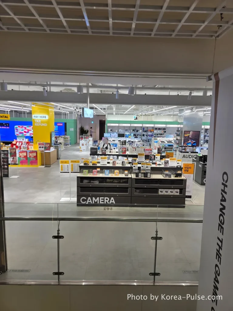 Daily Rental electronics shop at DUNDUN Dongdaemun B2 with cameras laptops and gadgets on display