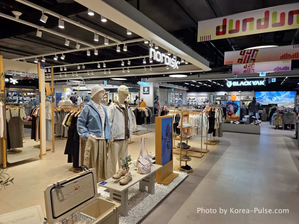 outdoor fashion brands National Geographic and Black Yak in DUNDUN Dongdaemun B1