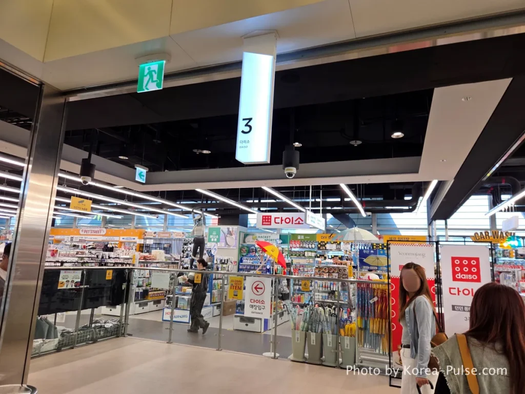 wide organized aisles on the entire 3rd floor of DUNDUN Dongdaemun Seoul