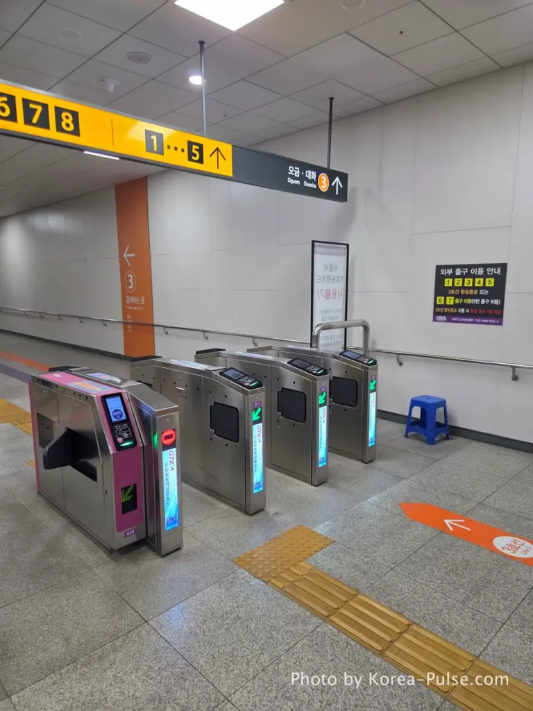 GTX-A transfer fare gate at Daegok Station where passengers tap their transit card to board