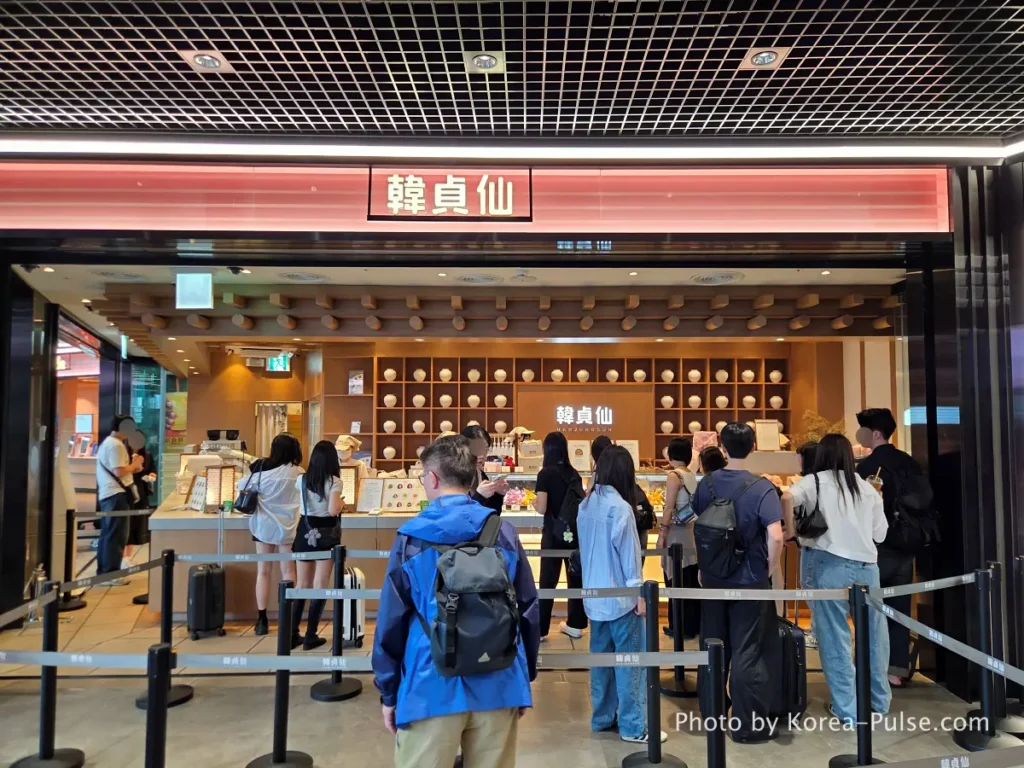 Queue outside Hanjunson 韓貞仙 premium chapssal tteok rice cake shop inside Seoul Station