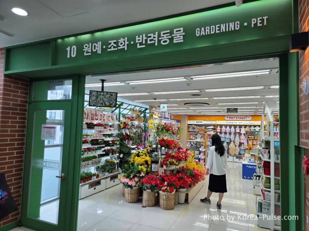 Daiso Myeongdong, Floor by FloorA 12-Story Shopping Survival Guide 23 Daiso Myeongdong Station branch 10th floor gardening artificial flowers and pet supplies section entrance Seoul