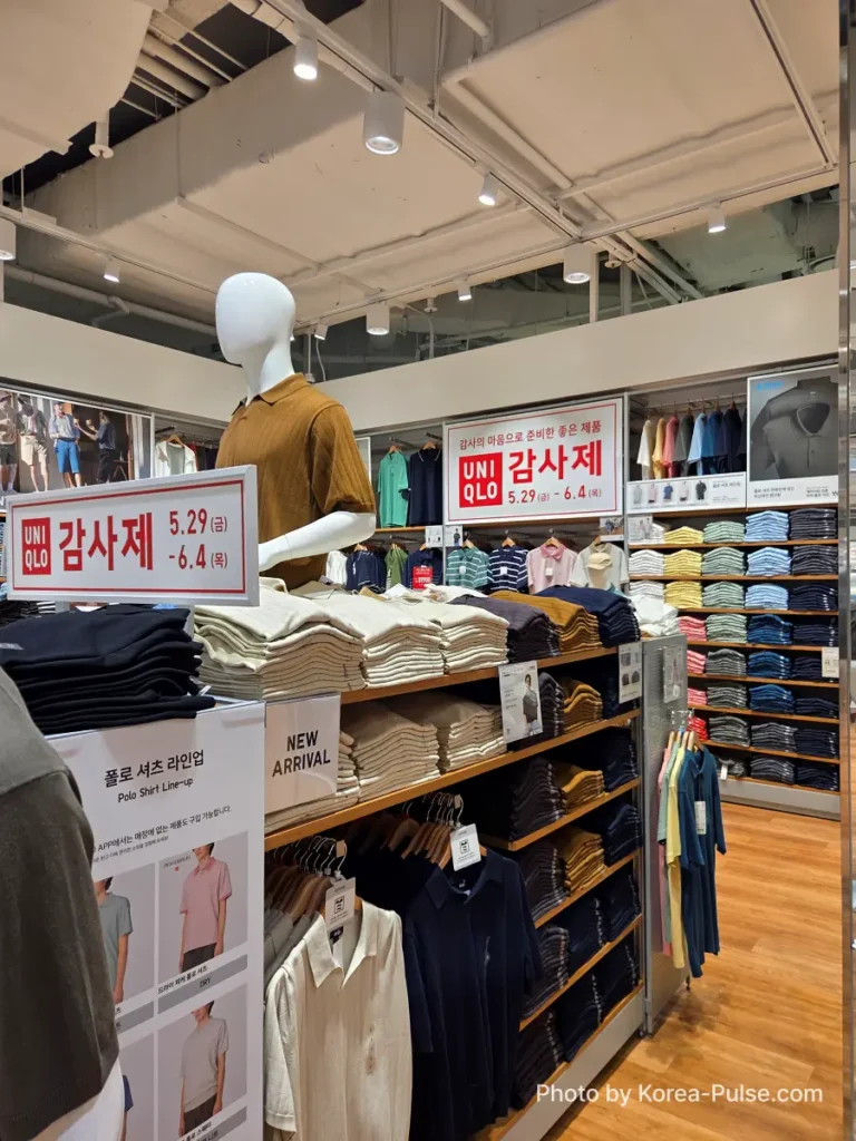 Uniqlo Thank You Festival in Seoul: I Went for One Thing and Bought Another (No Regrets) 1 Inside a Uniqlo Seoul store on the opening day of the Gamsaje, Uniqlo Thank You Festival, with red promotional banners reading 감사제 5.29~6.4 and a mannequin dressed in a polo shirt