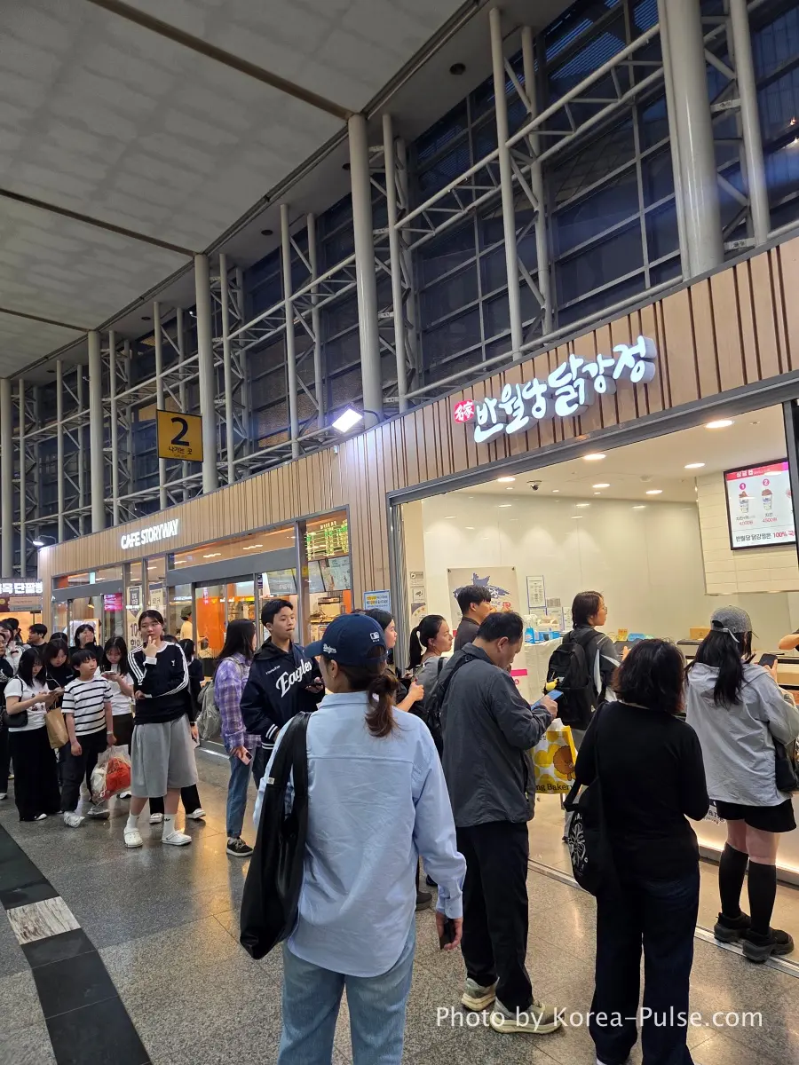 People queuing for Banwoldang Dakgangjeong fried chicken at Dong-Daegu Station