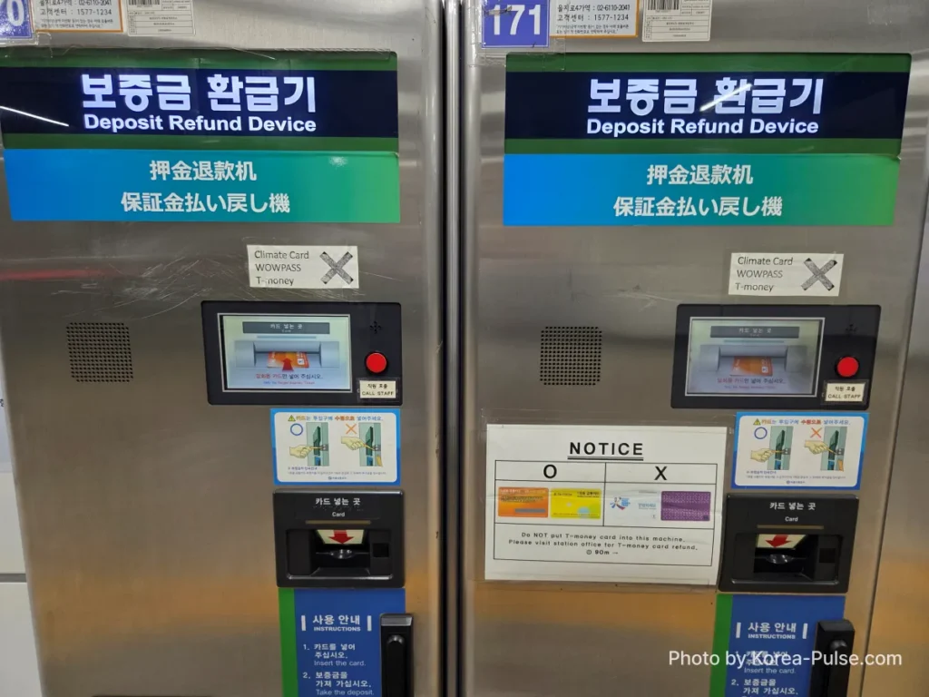 Two Seoul Metro Deposit Refund Device machines side by side with blue bilingual signage — where to return single journey tickets and collect ₩500 deposit [Buy a Seoul subway ticket]