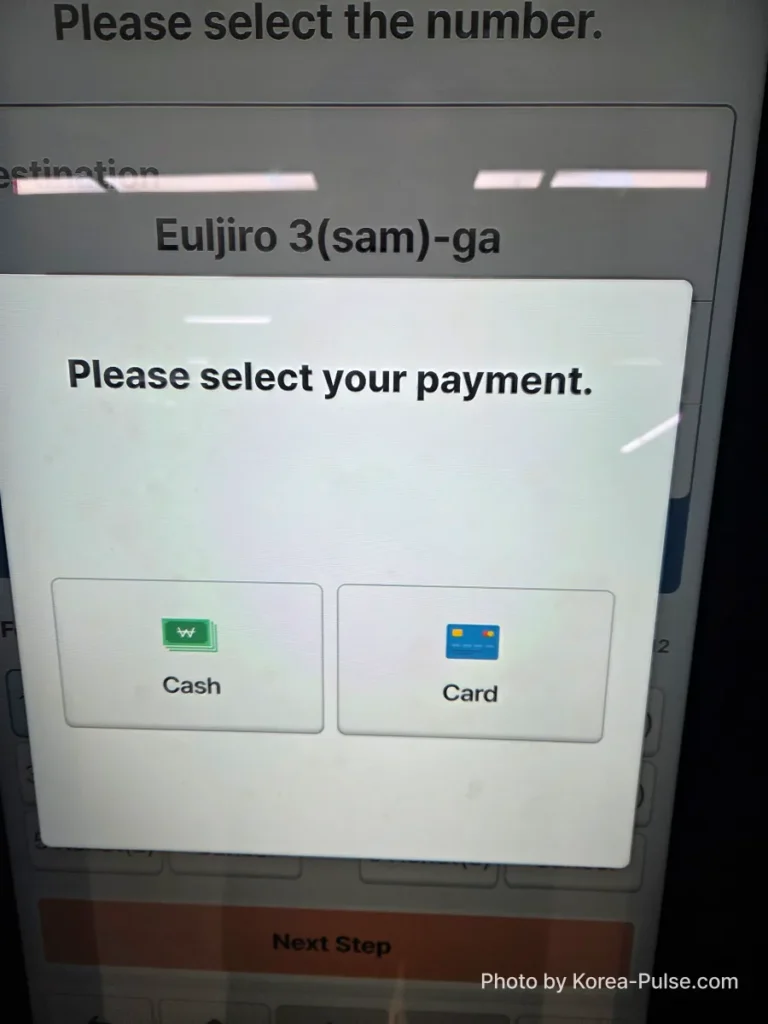 Seoul Metro ticket machine payment screen showing Cash and Card options for buying a single journey subway ticket in Seoul