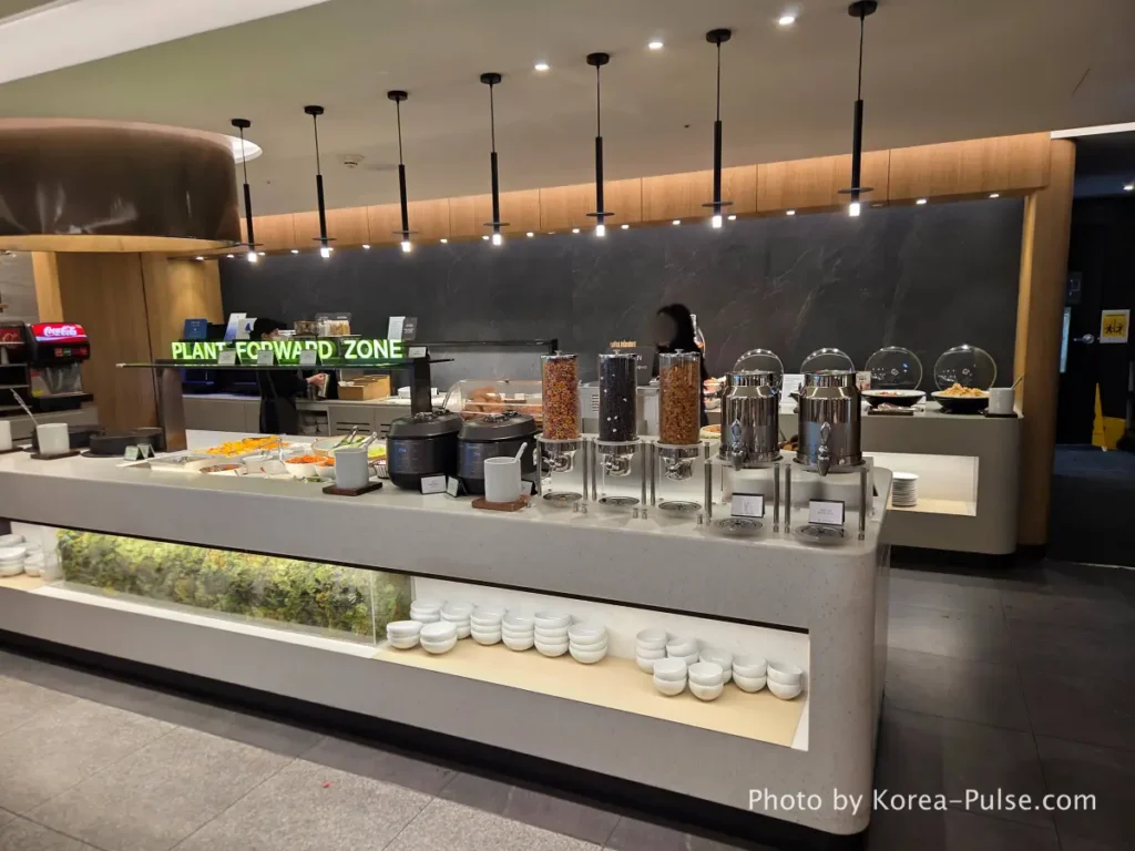 SKYHUB Lounge Incheon Airport Terminal 1 interior buffet area with clean layout and food stations